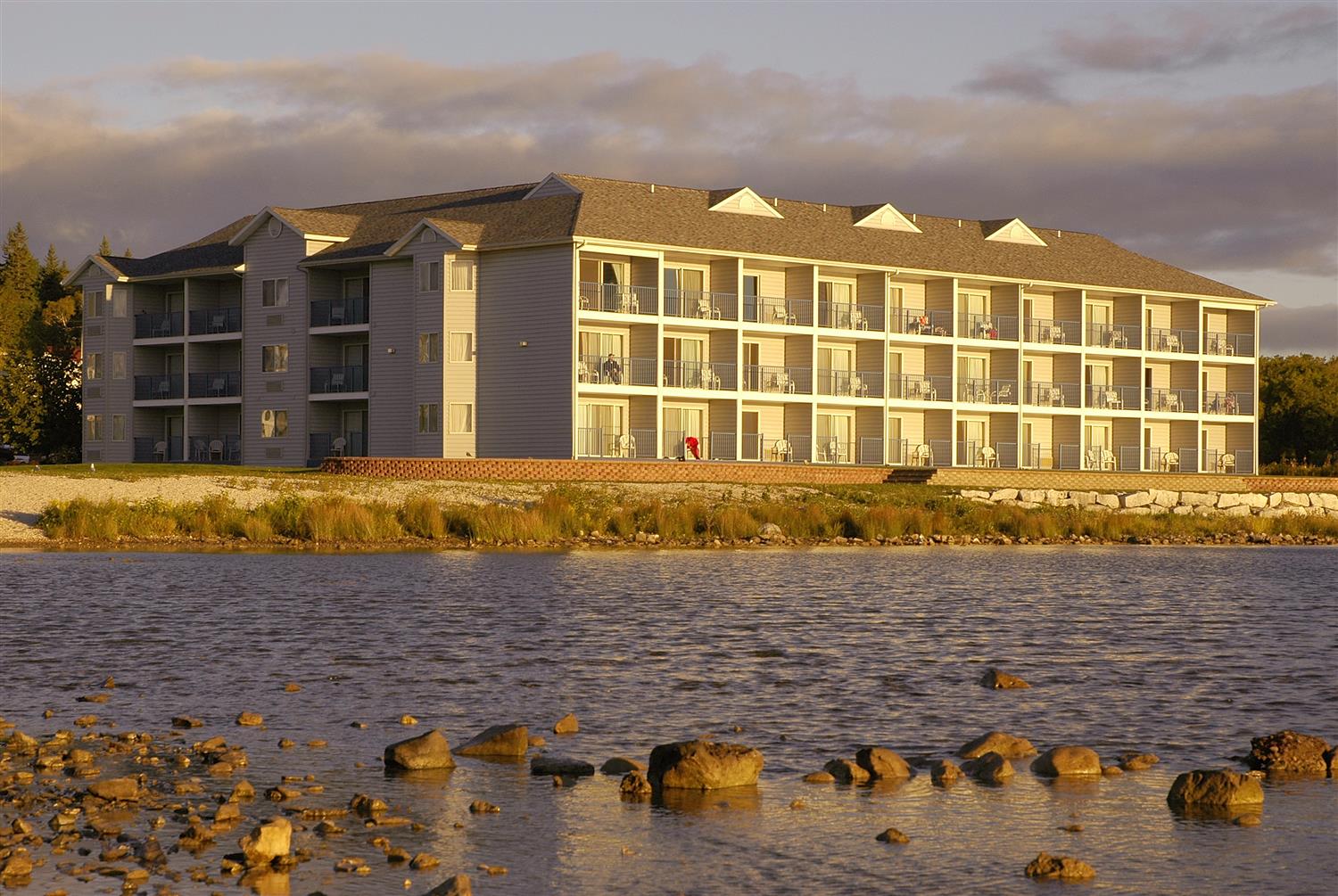 St Ignace Hotel Gallery Best Western Harbour Pointe Lakefront Hotel Exterior