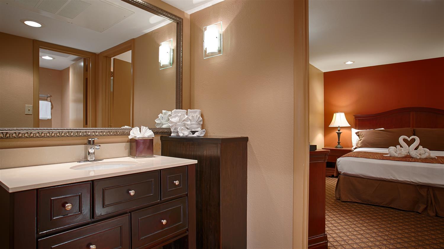 Best Western Plus Landing View Inn & Suites Bathroom mirror, Framed