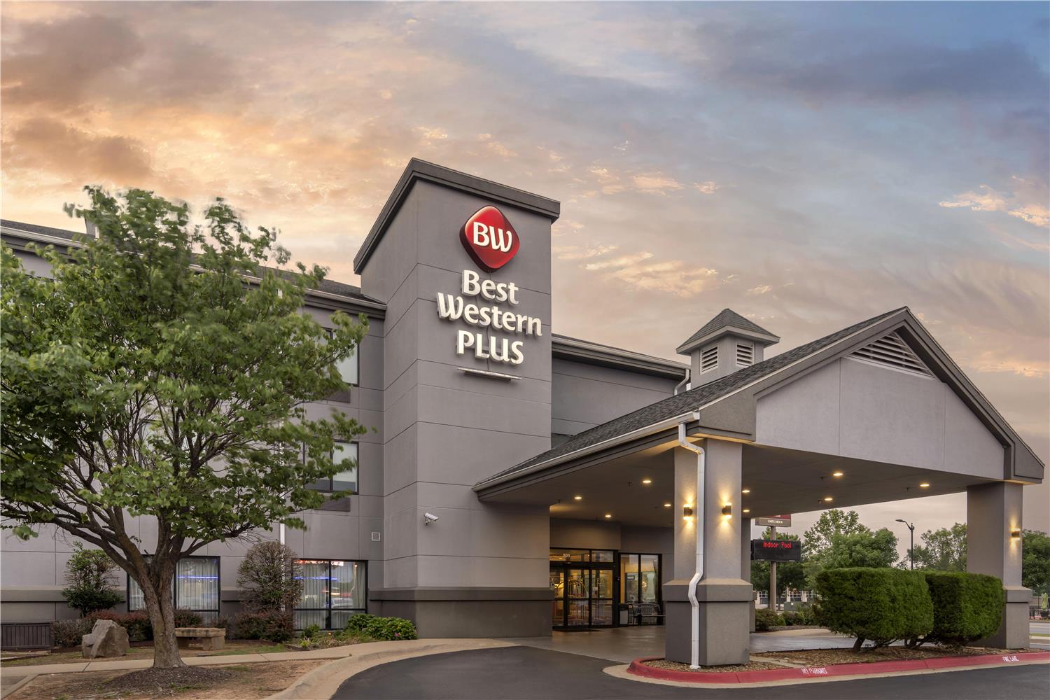 Hotel in Bentonville Best Western Plus Castlerock Inn Suites