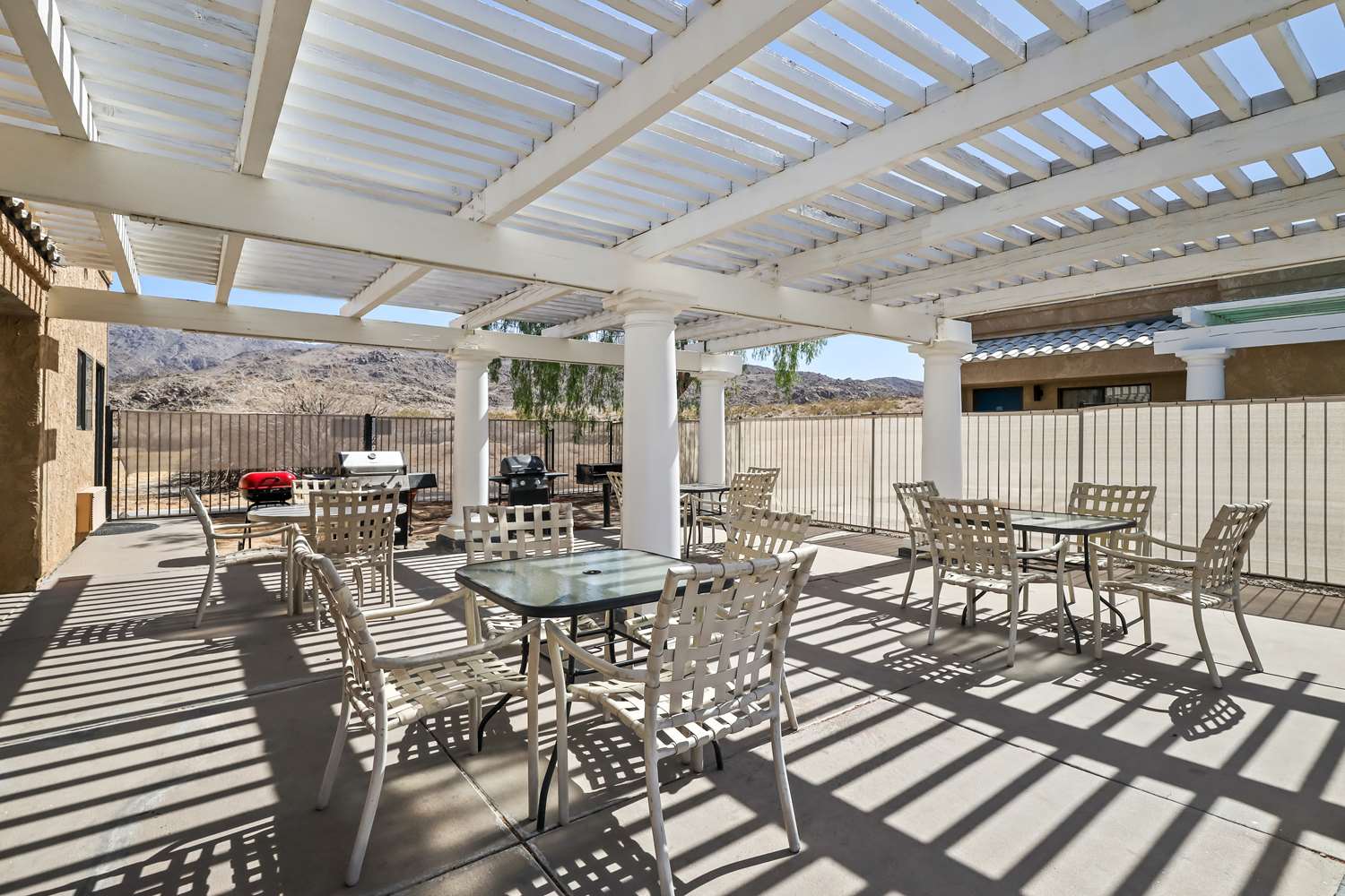 Hotel in Twentynine Palms SureStay Plus by Best Western