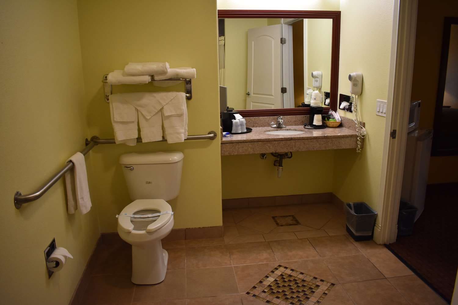 Hotels In Coalinga Ca Best Western Country Inn For Your Convenience We Offer Ada Mobility Accessible Guest Rooms And Bathrooms