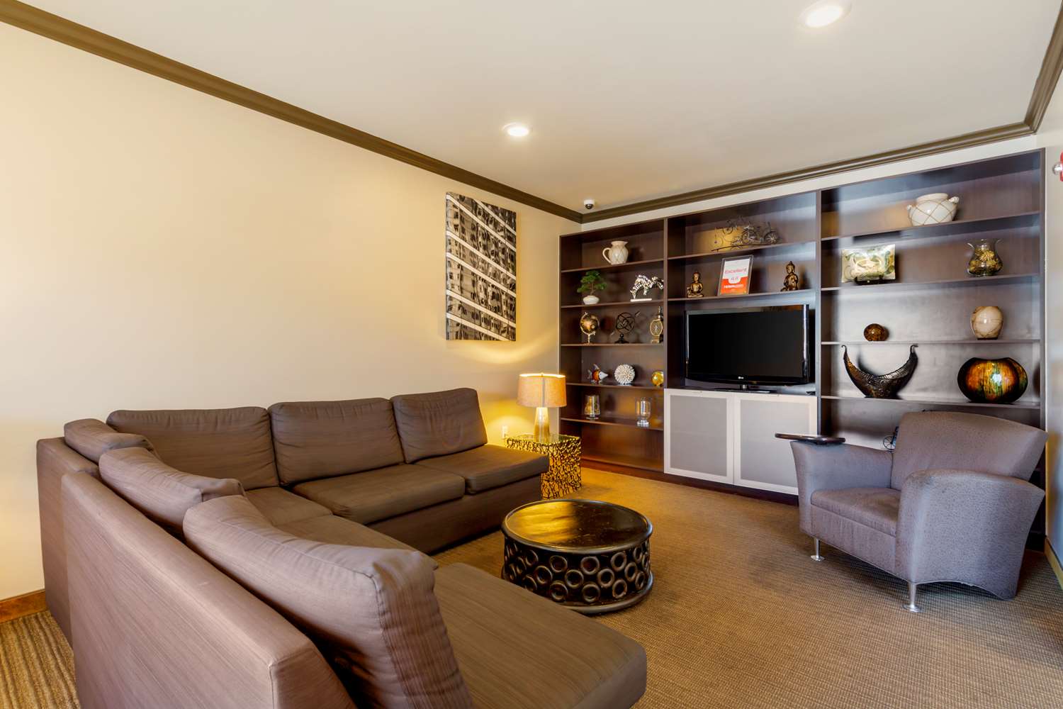 Orlando Ufo Furniture Lounge Suites Hotel In Miami Best Western