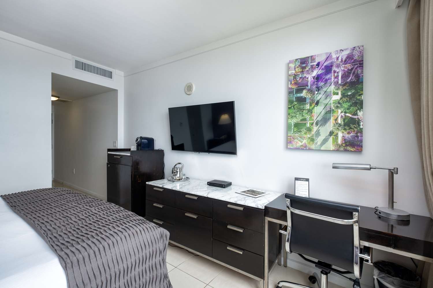 master bedroom w ceiling mirror - Picture of Meriton Suites Kent