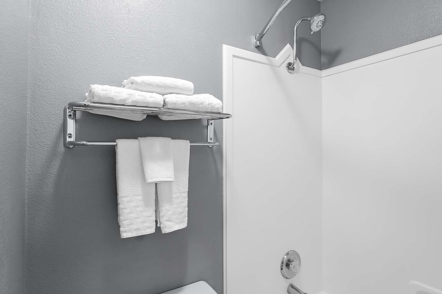 Keep Calm And Share The Toilet Paper: Funny Toilet Paper T-Shirt Keep Calm And Share The Toilet Paper: Funny Toilet Paper T-Shirt