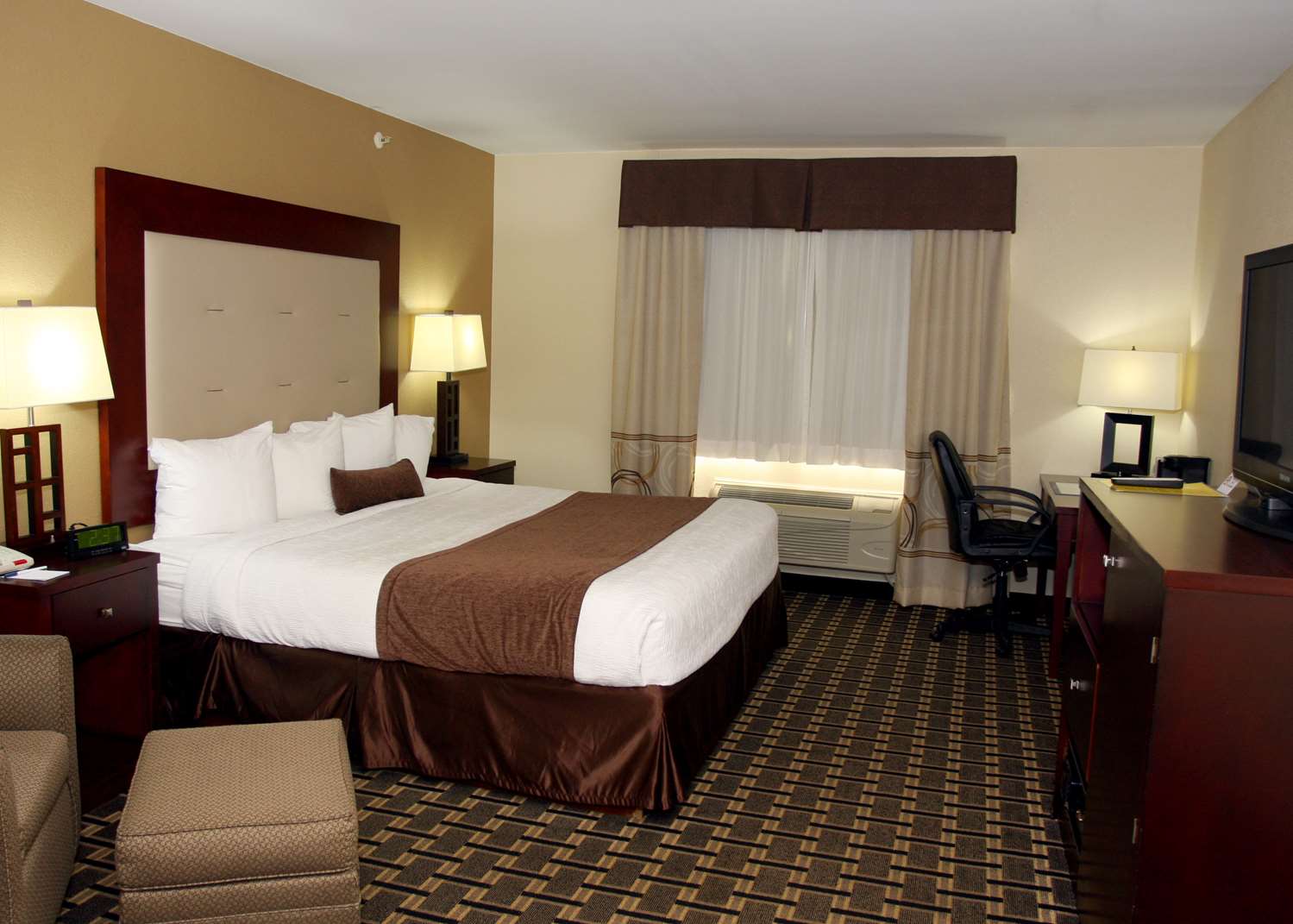 Convenient Woodstock Il Hotel Best Western Inn Your Comfort Is Our First Priority In Standard King Guest Room You Will Find That And Much More