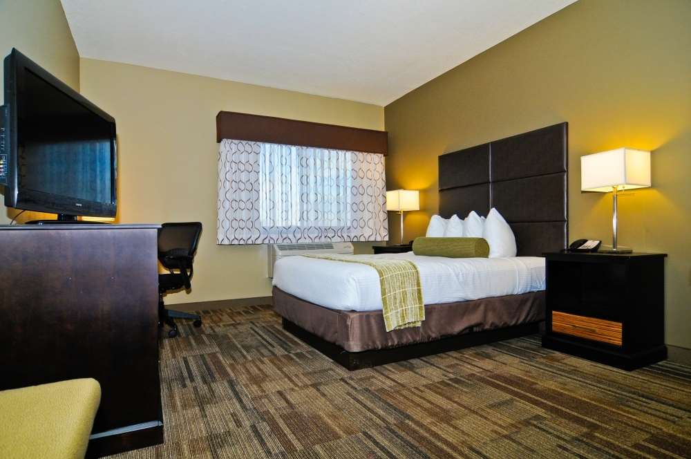 Hotel In Greensburg Ks Best Western Plus Night Watchman Mobility Accessible Queen Guest Room