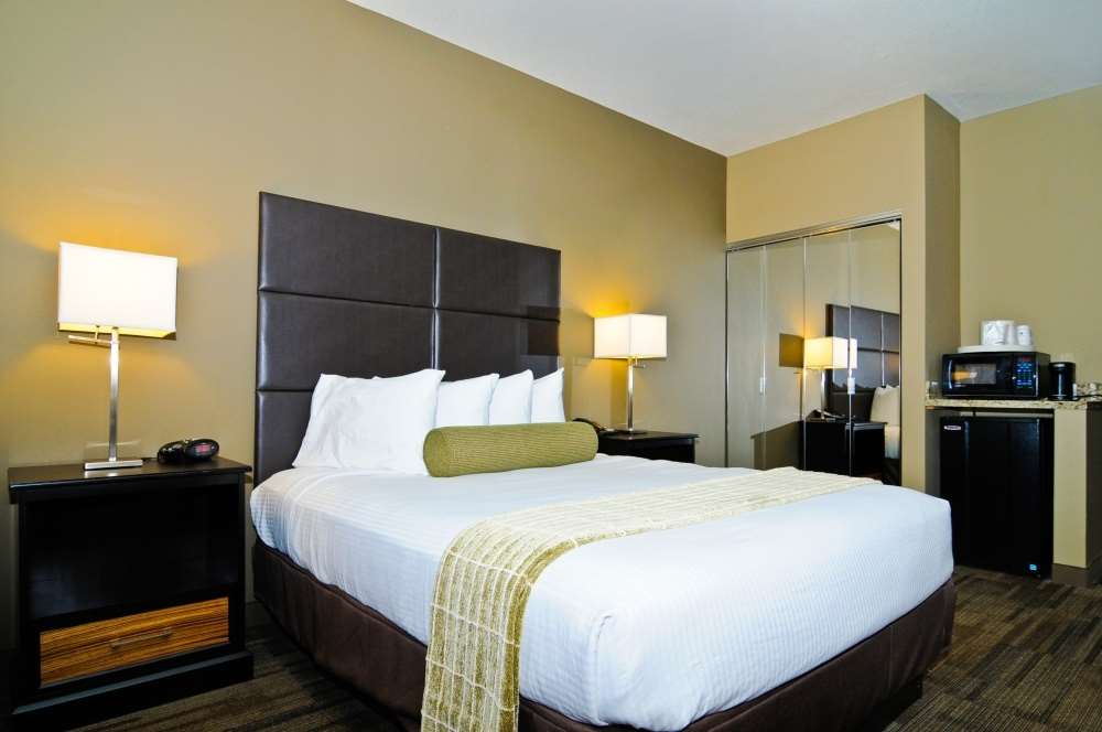 Hotel In Greensburg Ks Best Western Plus Night Watchman Mobility Accessible Queen Guest Room