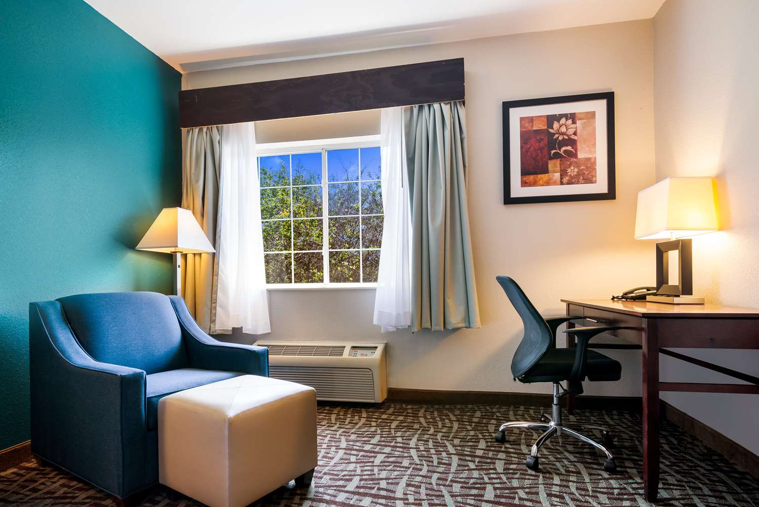 Hotel in Topeka SureStay Plus by Best Western Topeka Northwest