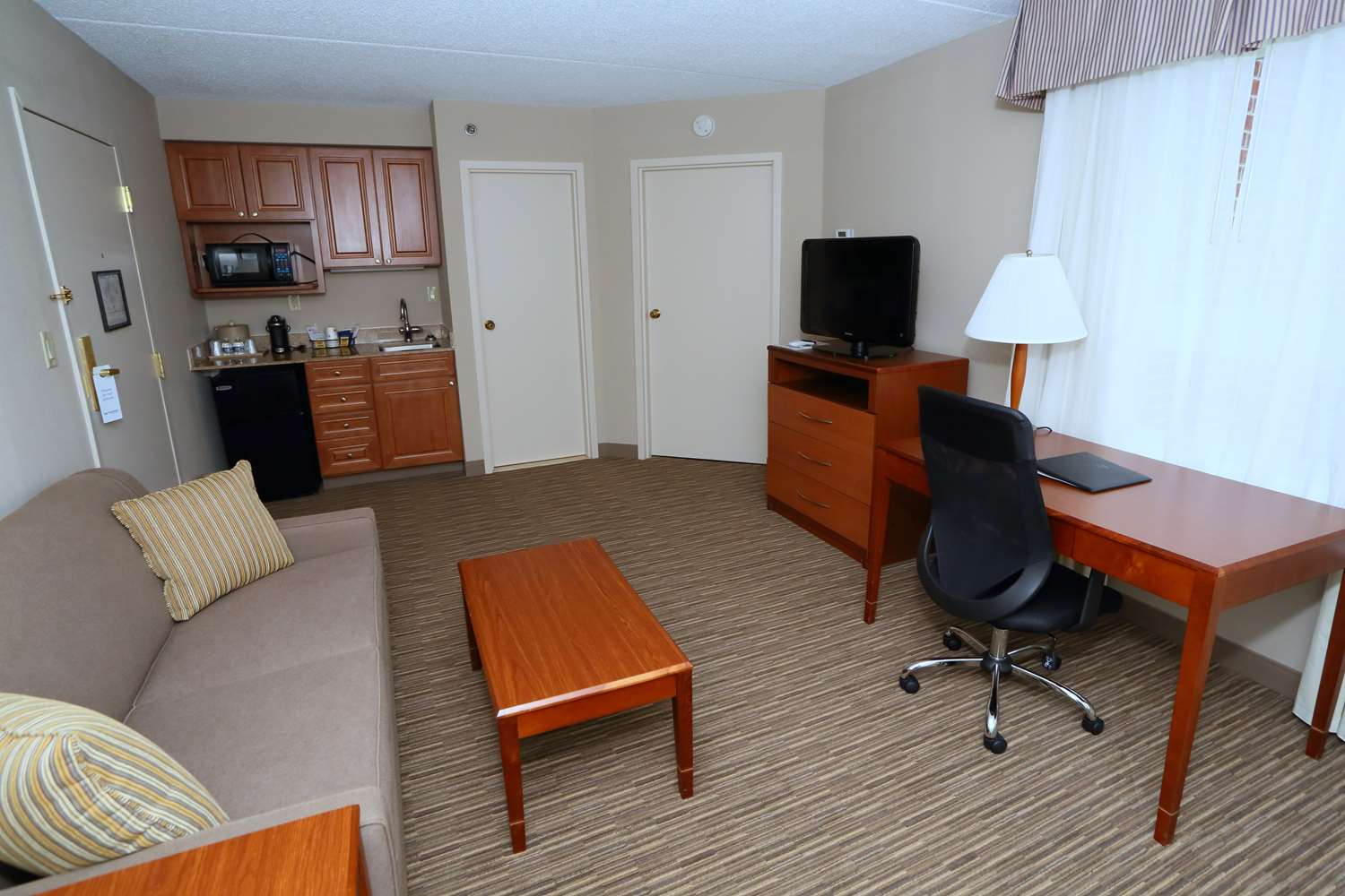 La Plata Hotels Best Western Inn Mir Our Suites Offer An Living Room With Work Desk Sleeper Sofa And Television
