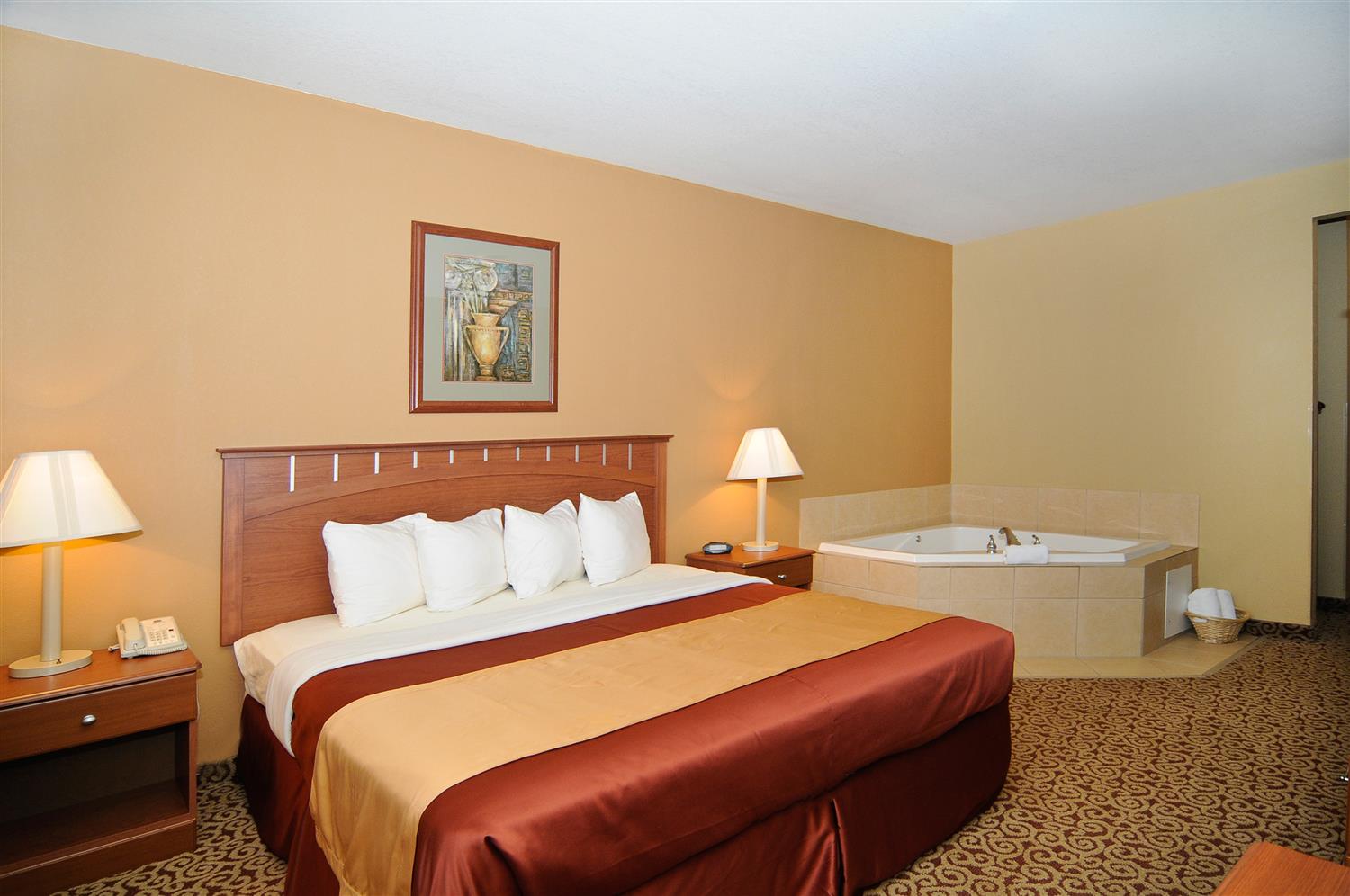 Denton Md Hotels Best Western Inn Maryland Hotel Enjoy A Getaway By Treating Yourself To Our One King Guest Room With An In Hot Tub