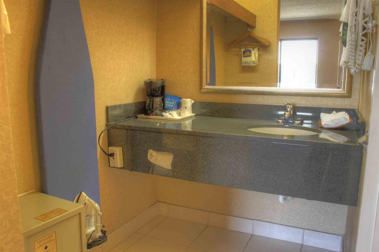 Woodhaven Hotels Best Western Inn Michigan Bathroom Vanity