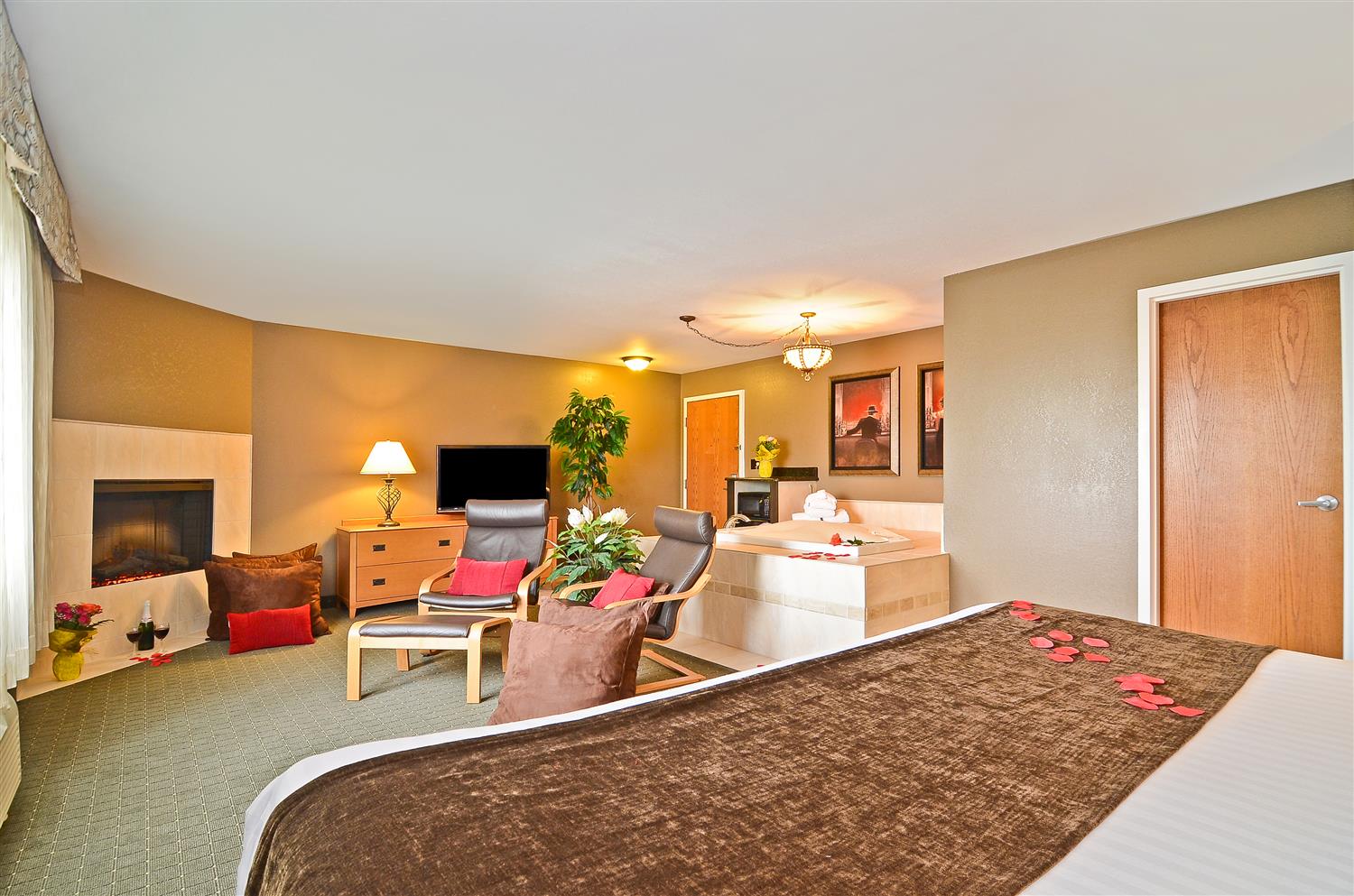 Birch Hill Mi Hotel Best Western Of Run Frankenmuth Deluxe King Suite With Jacuzzi Tub Fireplace And Separate Living Area