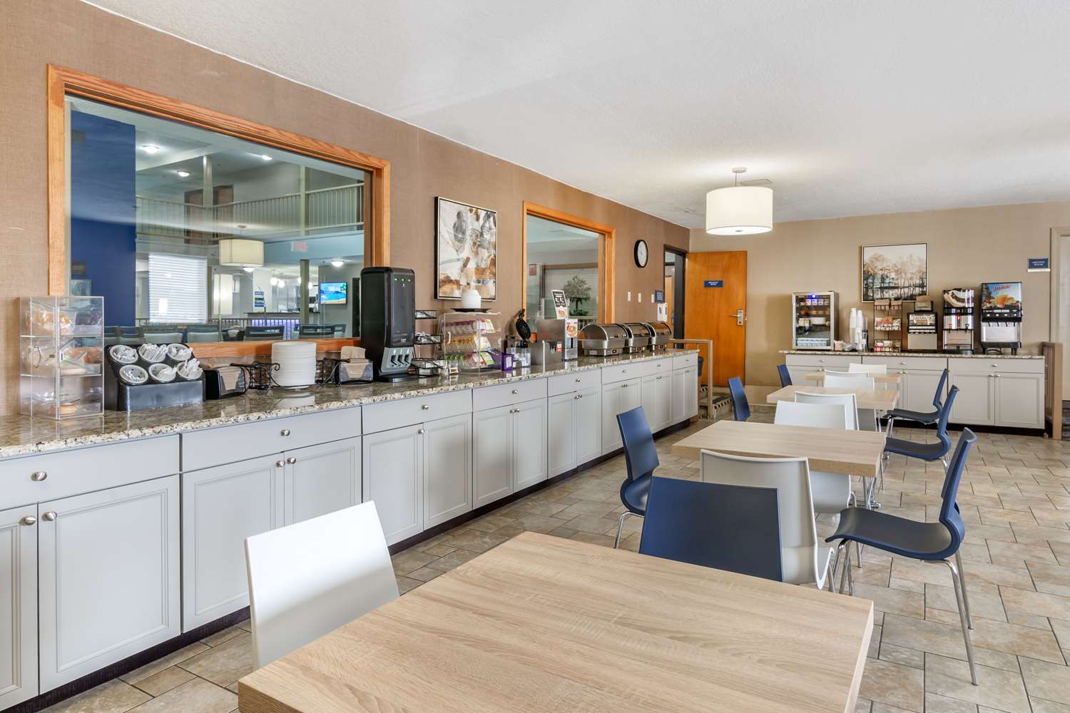 Premium Photo  Lunch box filled with sandwich near two thermos, fresh  apples and oranges, bananas in front of white modern kitchen table