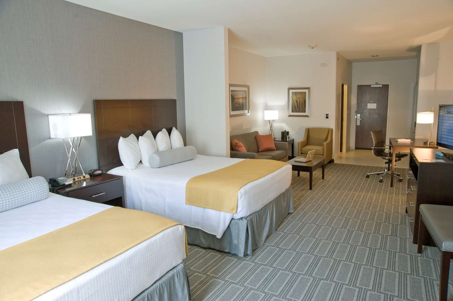 Hammondsport Ny Hotels Best Western Plus The Hotel Double Queen Suite Featuring Sealy Posturepedic Pillow Top Mattresses