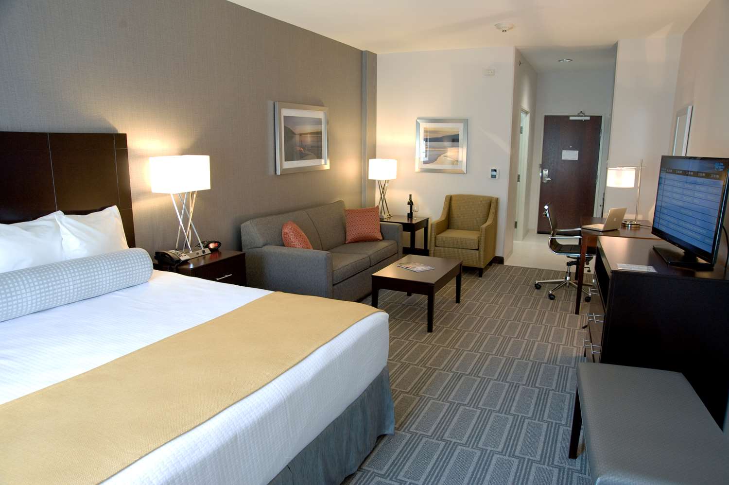 Hammondsport Ny Hotels Best Western Plus The Hotel King Bed Suite Featuring Sealy Posturepedic Pillow Top Mattresses Additional Seating Area And A Pullout Sofa