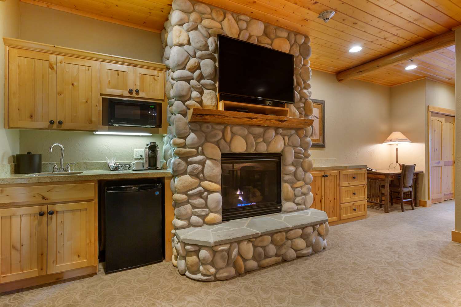 Cowboy Country Stone Fireplaces . . . A Roundup Of Exceptional Designs!