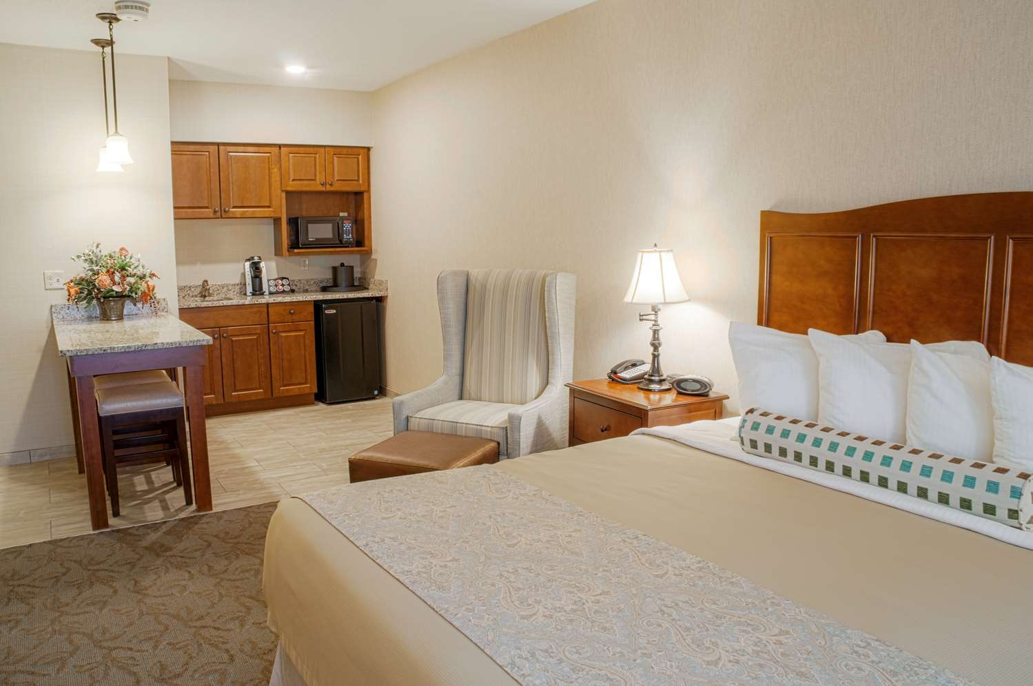 39063 Best Western Plus Country Cupboard Inn Lewisburg Pa King Junior Suite