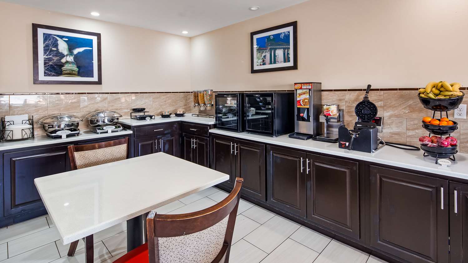 Premium Photo  Lunch box filled with sandwich near two thermos, fresh  apples and oranges, bananas in front of white modern kitchen table