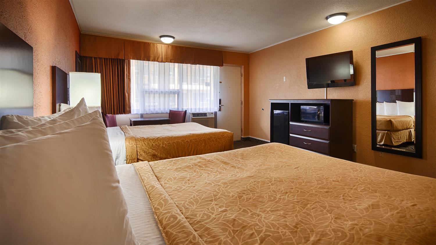 Hereford Tx Hotels Best Western Red Carpet Inn In Our Ious Two Queen Guest Room Includes All The Amenities Of Home With Triple Sheeting Microwave And Refrigerator