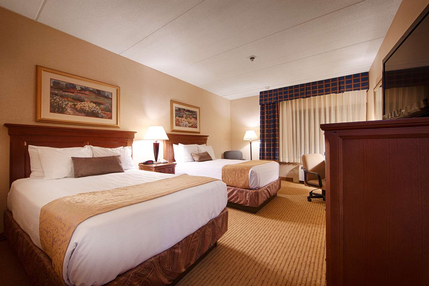 Waterbury Vt Hotel Best Western Plus Stowe Touring The City With A Close Friend Or Family Of Four Book Our Convenient Double Bedroom Featuring Whirlpool And Fireplace
