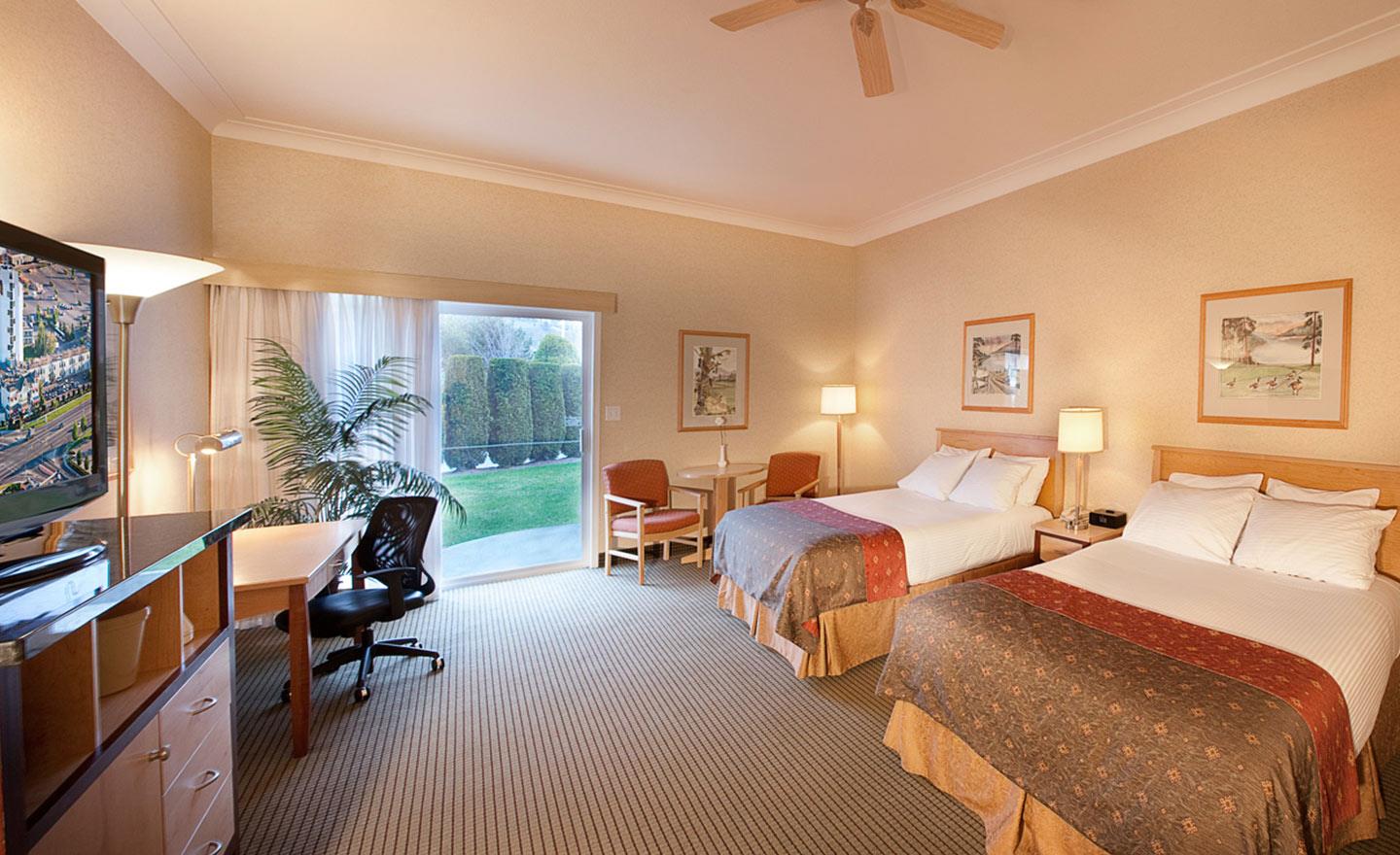 Hotels In Kelowna Bc Best Western Plus Hotel Main Floor Deluxe High Ceilings Large Open Area 2 Queen Beds Lovely Walk Out Patio To Gr