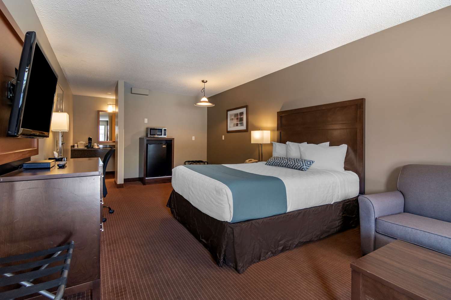Hotel in Salmon Arm SureStay Plus by Best Western Salmon Arm