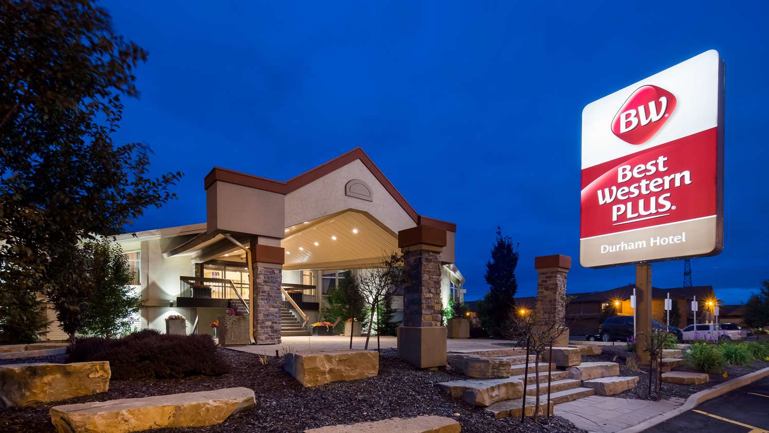 Oshawa ON Hotels | Best Western Plus Durham Hotel, image size:1498x843