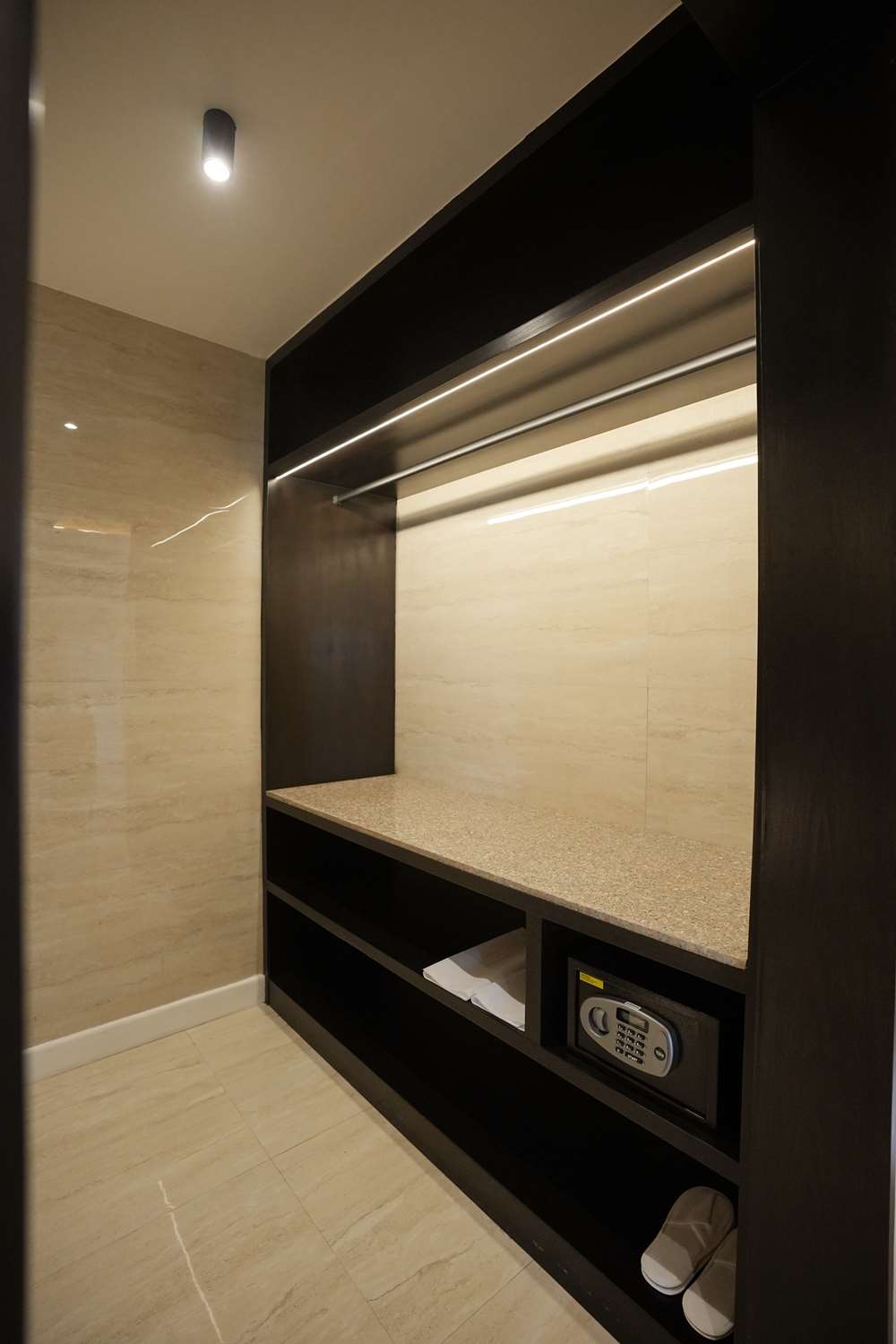 Hotel in Gurgaon Best Western Resort Country Club