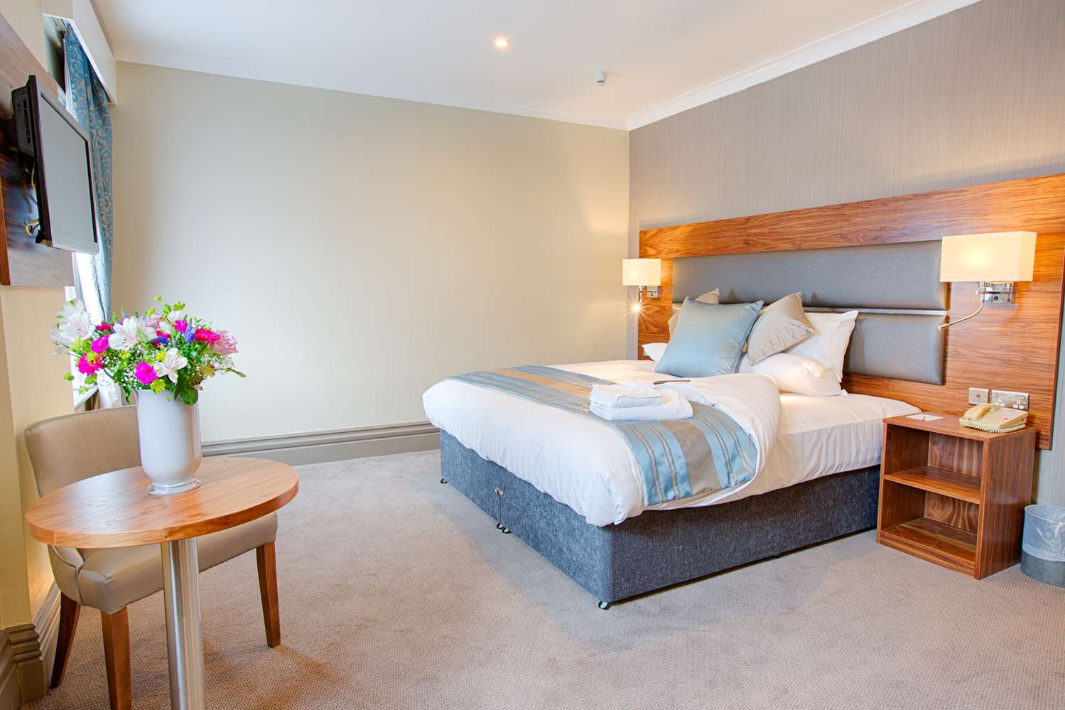 Sister And Brother F And Phone Seal Pack Sleeping - Hotel in Southampton | Best Western Chilworth Manor Hotel