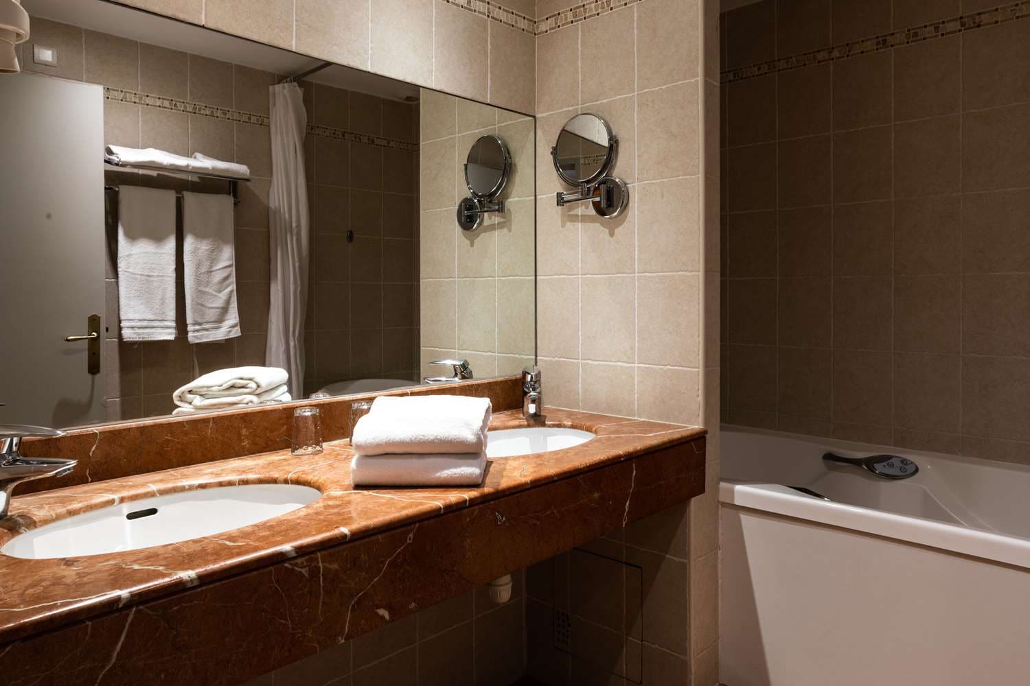 joints de la vitre de douche ayant besoin d'un bon nettoyage : image de  ibis Styles Zeebrugge - Tripadvisor