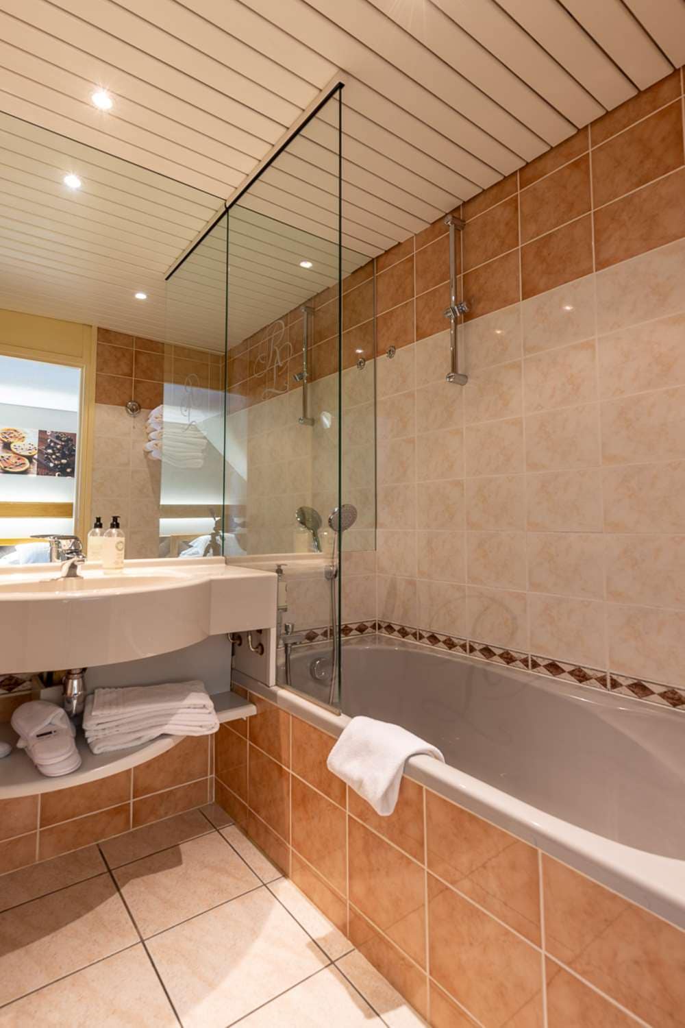 La douche est souvent au cœur de la salle de bains. Si elle doit avant tout  être pratique, c'est aussi l'endroit idéal pour se détendre et se relaxer.  Que ce soit pour