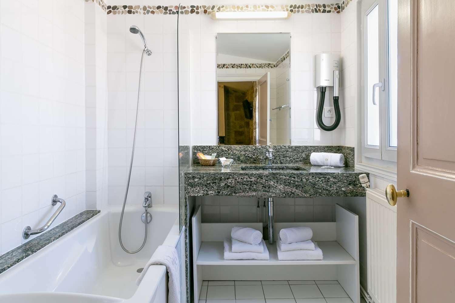 Effet bonne mine dans la salle de bains : les secrets d'un éclairage adapté  - Côté Maison