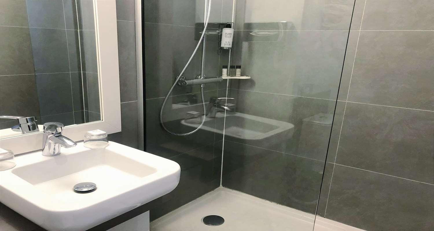 Brosse Toilettes Cerise, Une salle de bain cosy et design