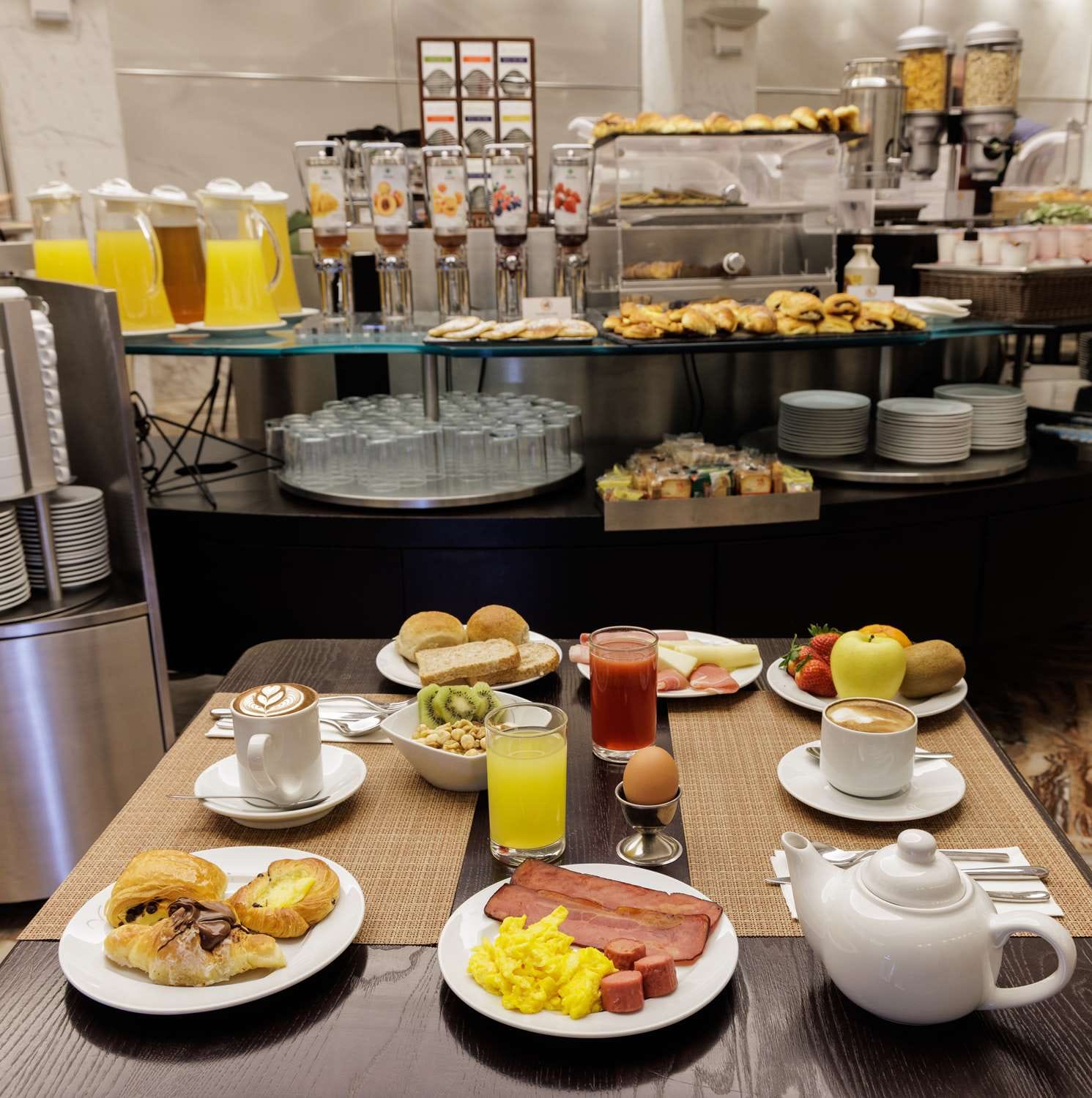 La macchina per fare i pancakes del buffet della colazione