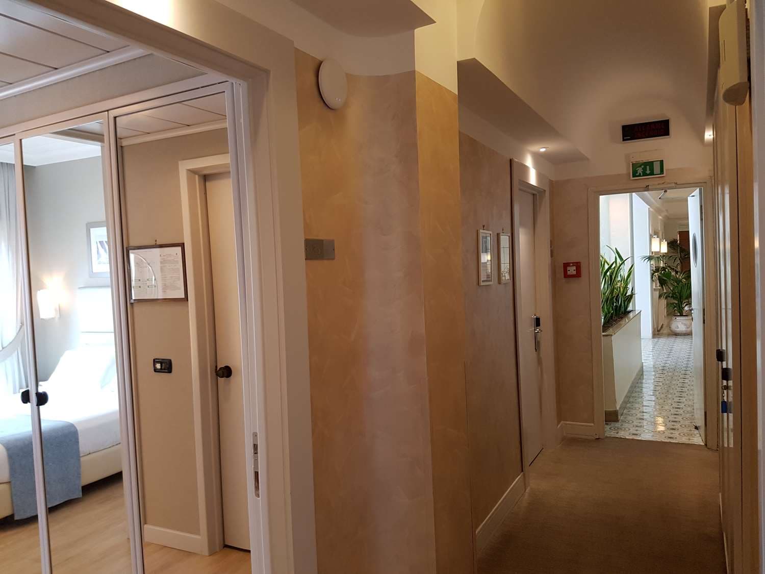 Veduta del lato armadio, tavolino frigo bar. - Picture of Alex Inn, Rome -  Tripadvisor