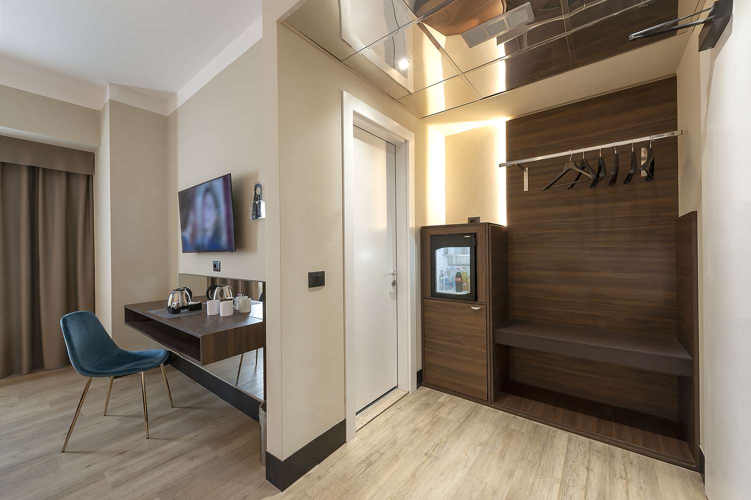 Mondo Convenienza Mobili Da Mettere Dietro Al Divano Hotel A